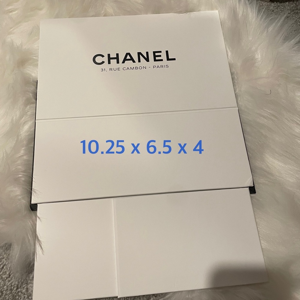 Chanel magnet white box , unfold